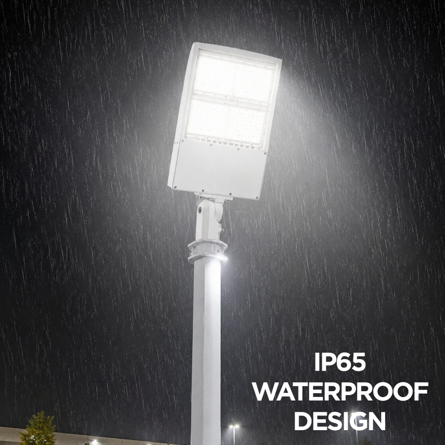 White LED parking lot light operating in rainy conditions, demonstrating IP65 waterproof protection for dependable outdoor illumination.